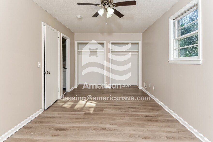 Building Photo - 4016 Williamsburg Dr