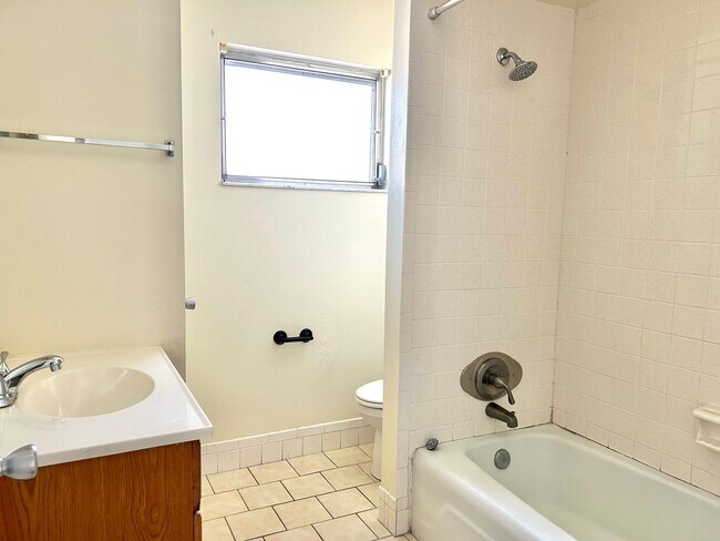 Building Photo - 3/2/2 Home in Silver Spring Shores