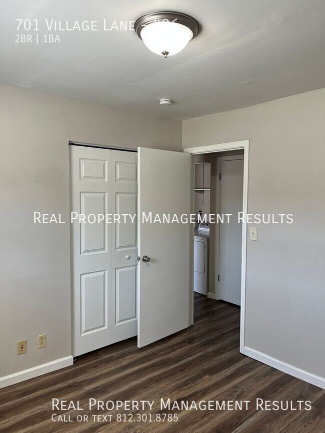 Building Photo - 701 Village Ln