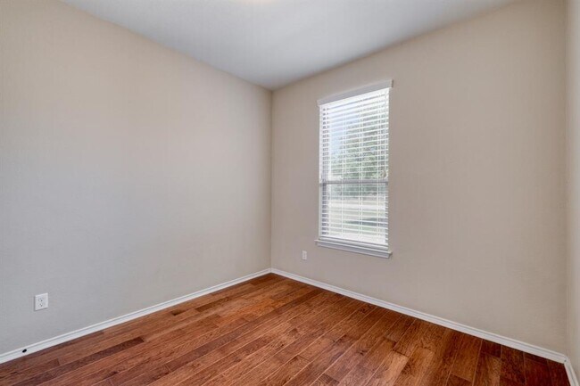 Building Photo - 117 Brittany Ln