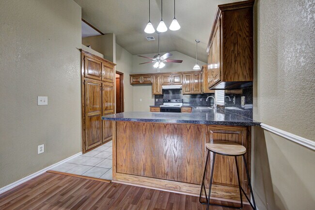 Building Photo - 2912 Edinburg Dr