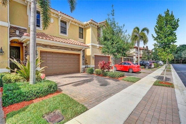 Building Photo - 821 E Village Cir