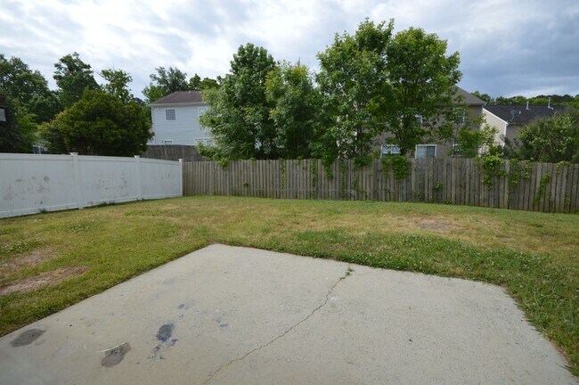 Building Photo - 404 Hanson Rd