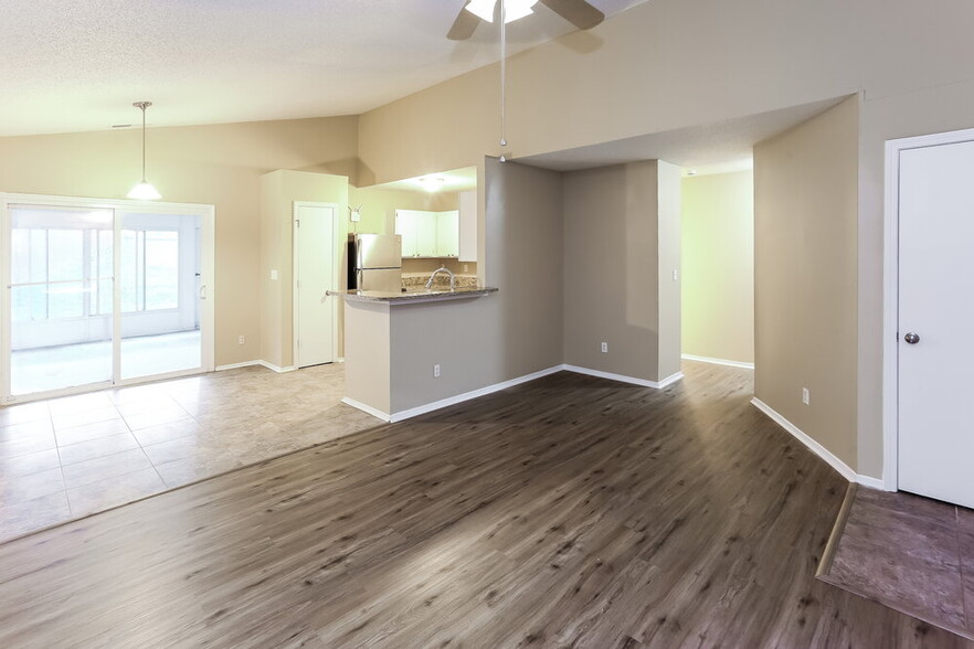 Building Photo - 3084 Champion Ln SW