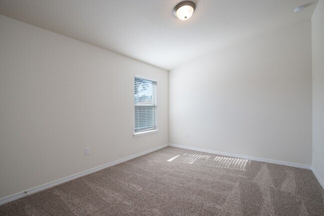 Building Photo - Corner Lot & Fenced 4/2 Ready for Move In!...