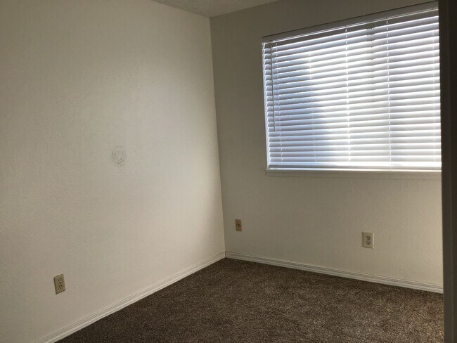 Building Photo - 2 Bedroom Reno Condo in Gated Community...