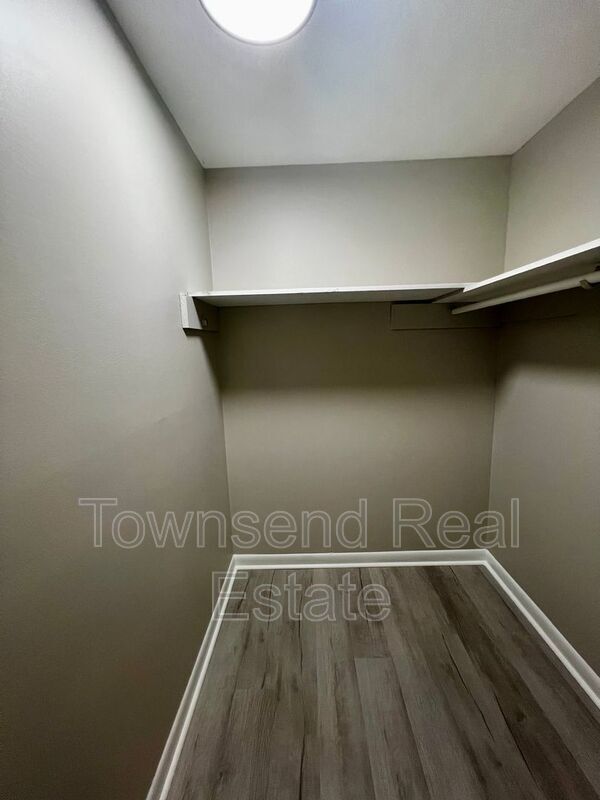 Building Photo - 5853 Century Oaks Dr