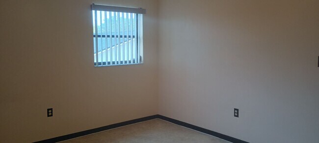 Building Photo - Beautiful 2 bedroom 2 bathroom house 1 car...