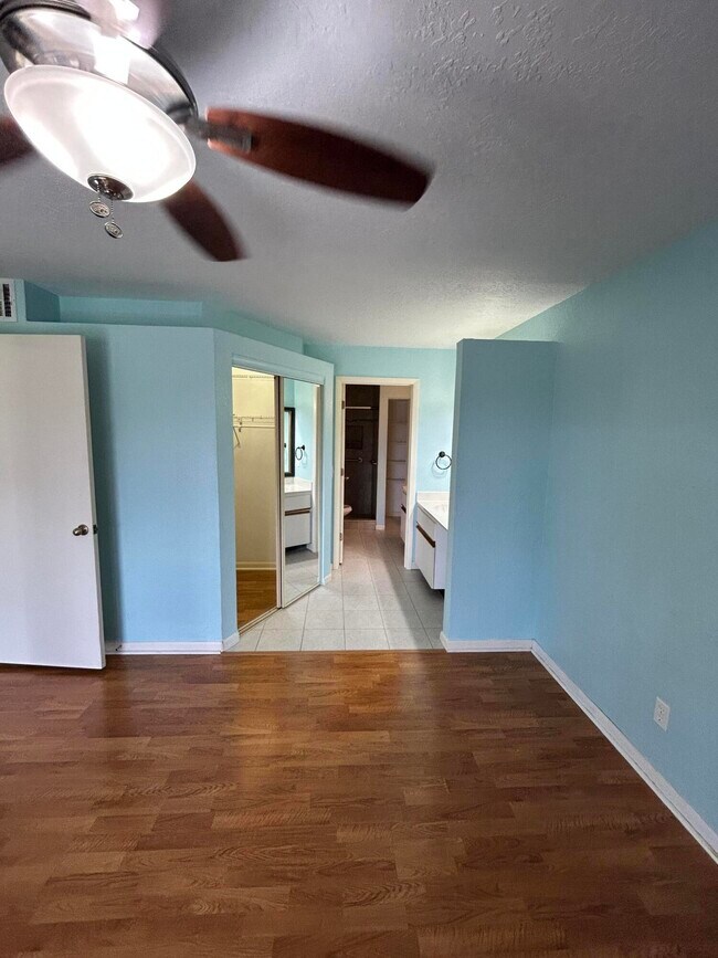 Building Photo - 1585 NE Beacon Dr