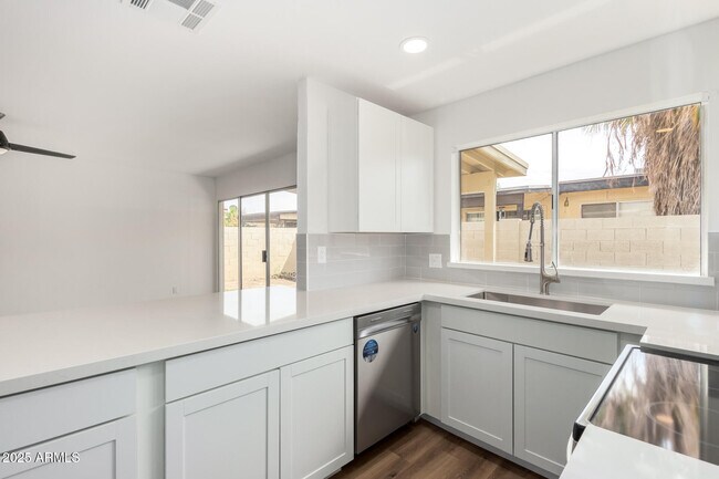 Building Photo - 747 W Rice Dr
