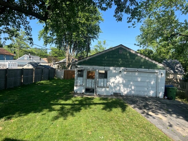 Building Photo - 9243 Lynwood Dr