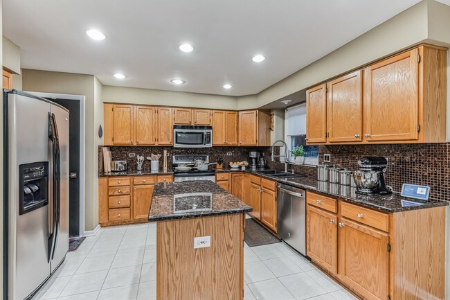 Building Photo - Fully Furnished 4 Bedroom 2.5 bathroom home in Bloomingdale