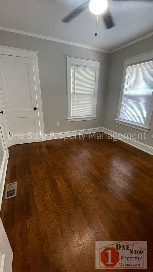 Building Photo - 3 Bedroom 1.5 Bathroom home in Kansas City!
