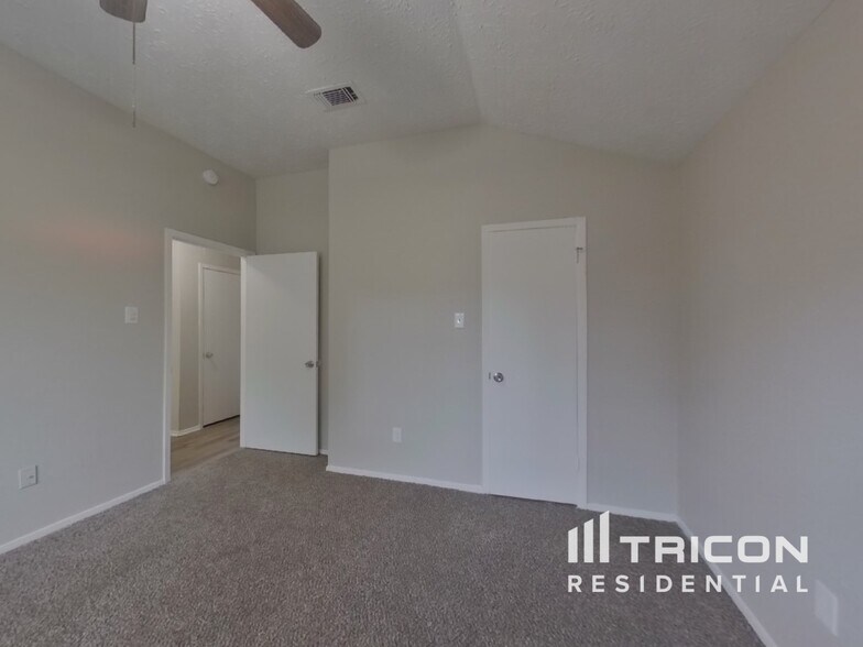 Building Photo - 2802 N Spring Dr