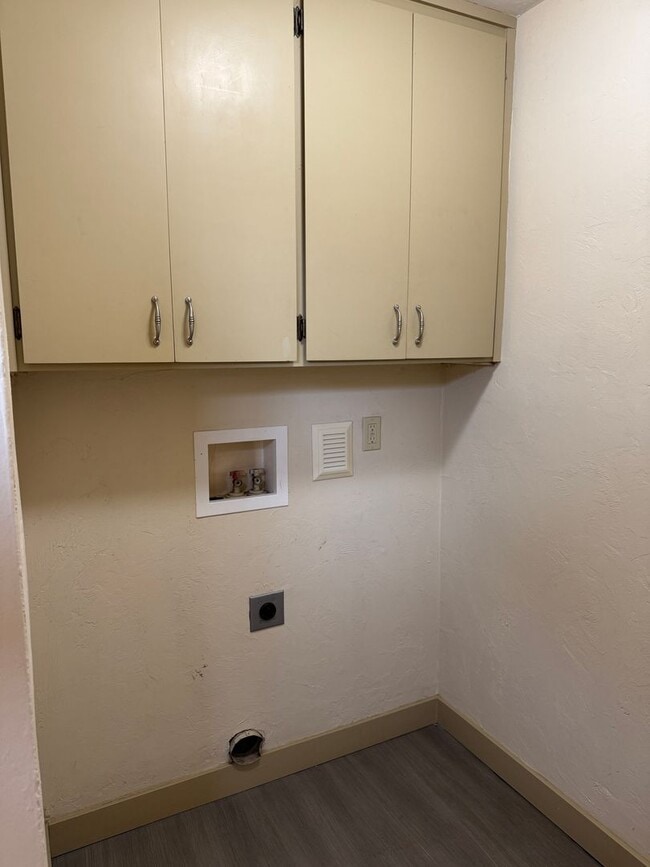 Building Photo - Updated 2 bedroom 1 bath house in Eugene!