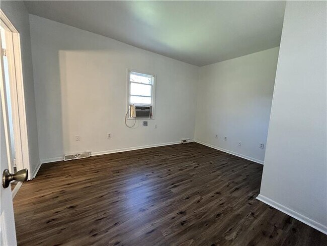 Building Photo - 634 Cove Rd