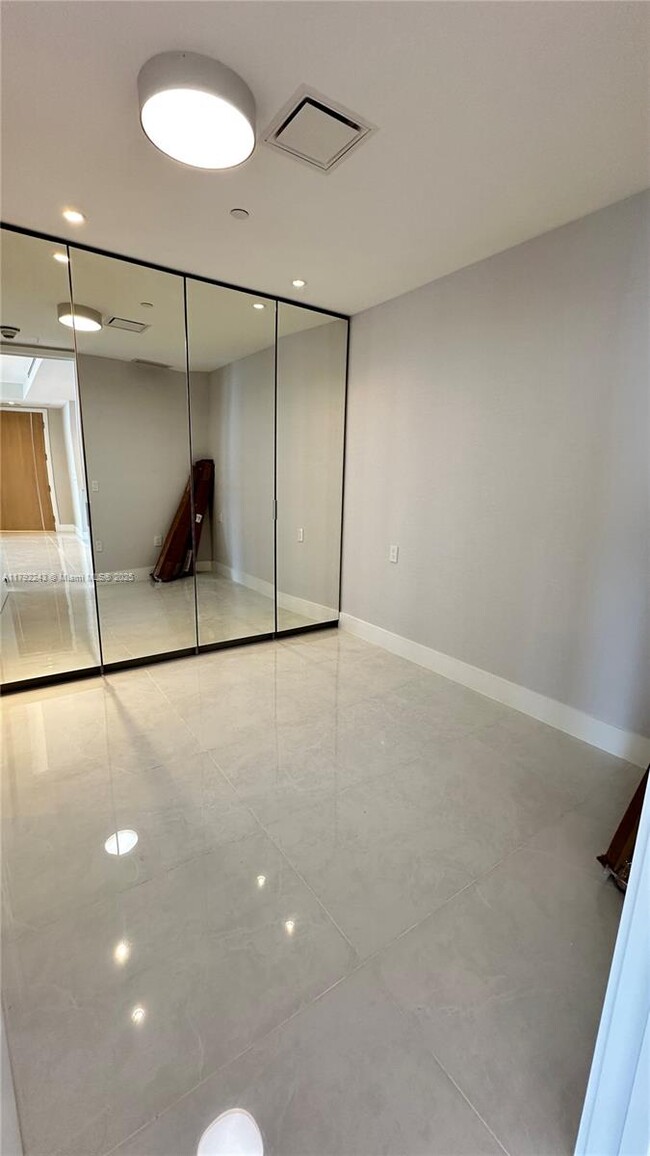 Building Photo - 15701 Collins Ave
