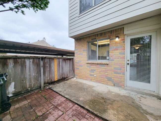 Building Photo - Welcome to This Charming Townhome Nestled ...