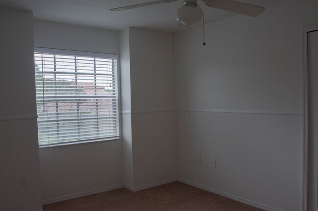 Building Photo - Second Floor Apartment with Balcony View! ...