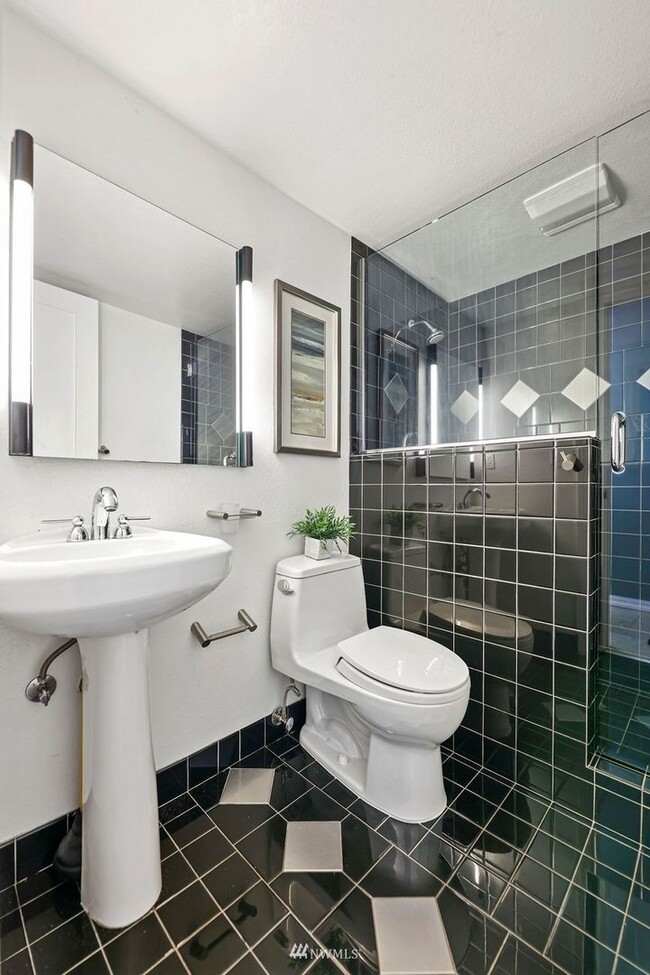 Building Photo - Oversized 4 Bedroom 3 Bathroom Home- Picni...