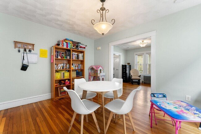 Building Photo - 15 Carney St