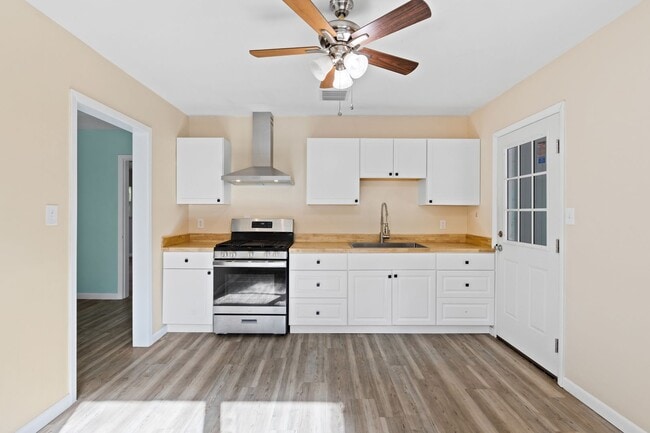 Building Photo - Remodeled 2 bedroom 1 bath duplex located near the Duckpond area