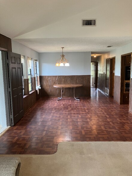 Building Photo - 425 Private Rd 816
