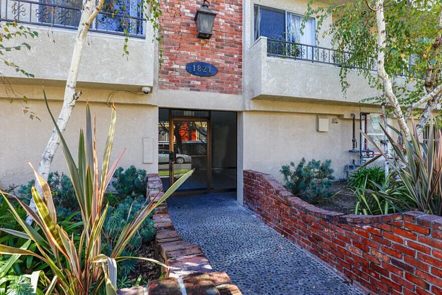 Building Photo - 1821 S Bentley Ave