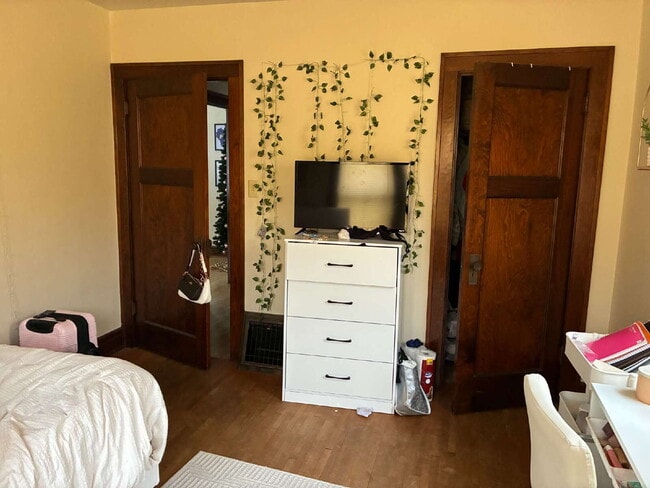 Building Photo - Great 3 Bed 1 Bath close to Water St. and UWEC! Available June 1st!