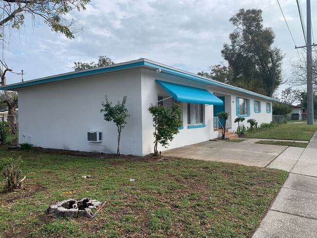 Building Photo - 4 Bedroom 2 Bath Spacious Home