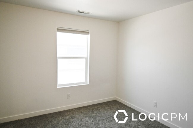 Building Photo - Stunning Townhome In Excellent Location!