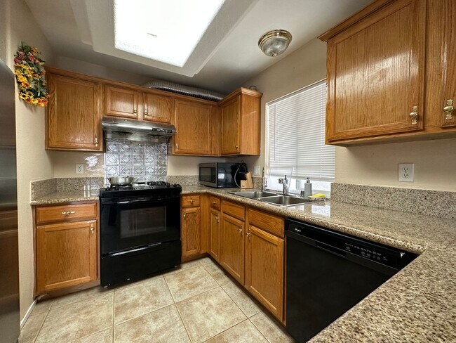 Building Photo - Beautifully Maintained Home Near Schools & Shopping!