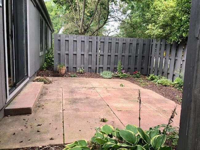 Building Photo - LEXINGTON - 3 Bedroom, 1 1/2 Bath Duplex Move-In Ready!