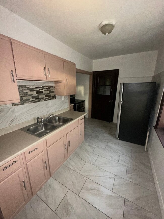 Building Photo - 7957 S Clyde Ave