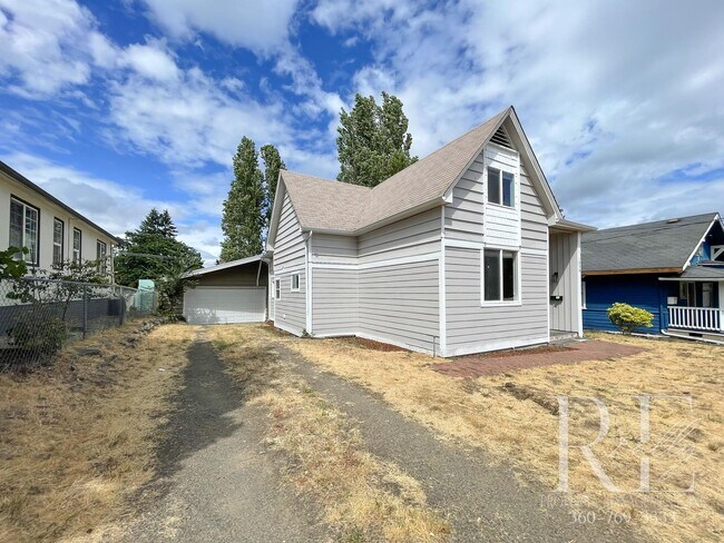 Building Photo - 3BR Bremerton Home with Vintage Charm & Mo...