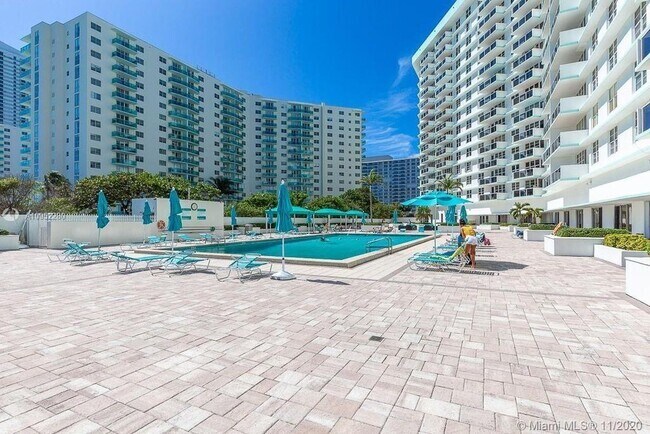 Building - 3725 S Ocean Dr