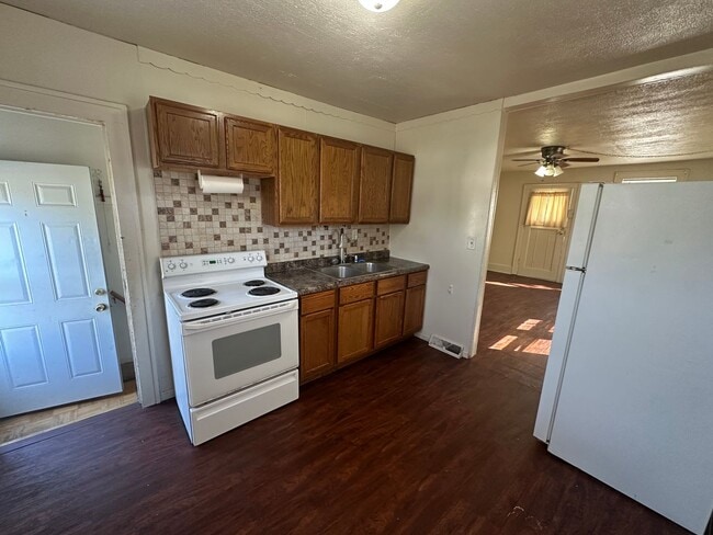 Building Photo - $950 - 2 Bed 1 Bath Home