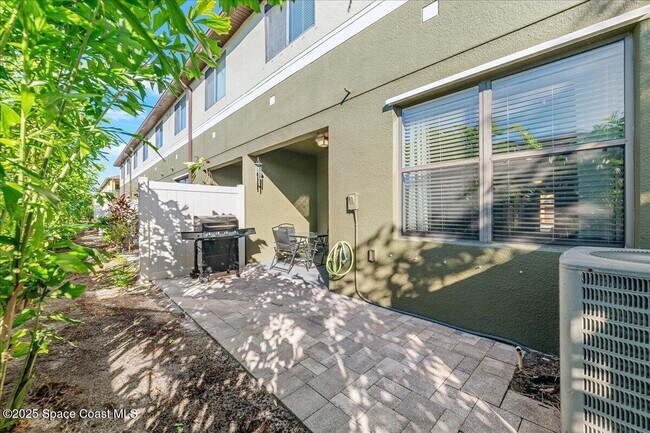 Building Photo - 1345 Lara Cir