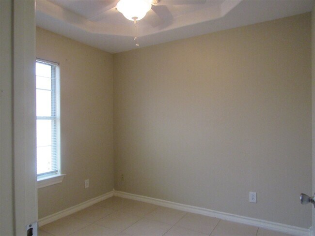 Building Photo - 1000 Ranchway Dr