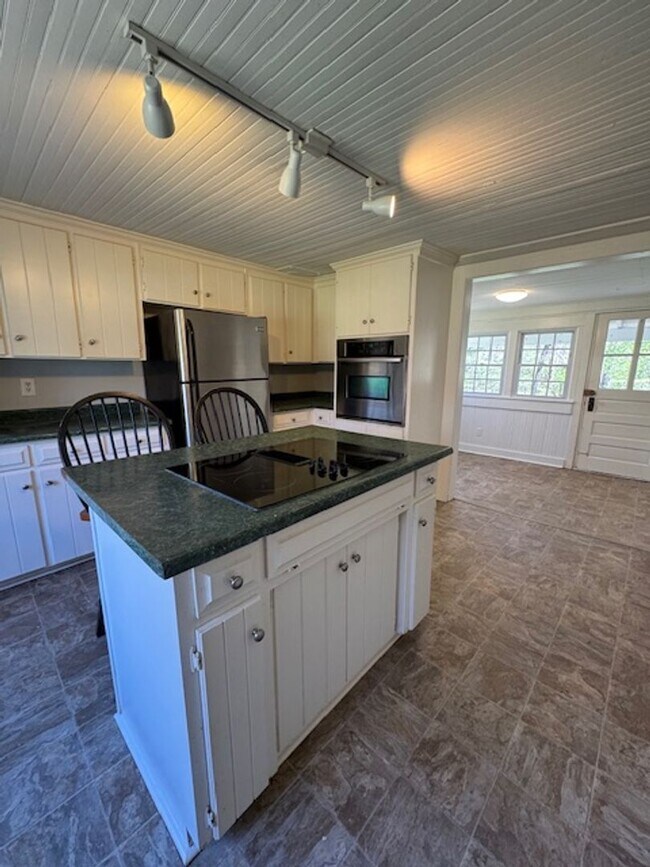 Building Photo - Farmhouse on 5 acres in Northern Greenville County with room for 2 horses and small farm animals!
