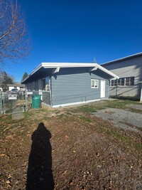 Building Photo - 2 bed / 1 bath Duplex