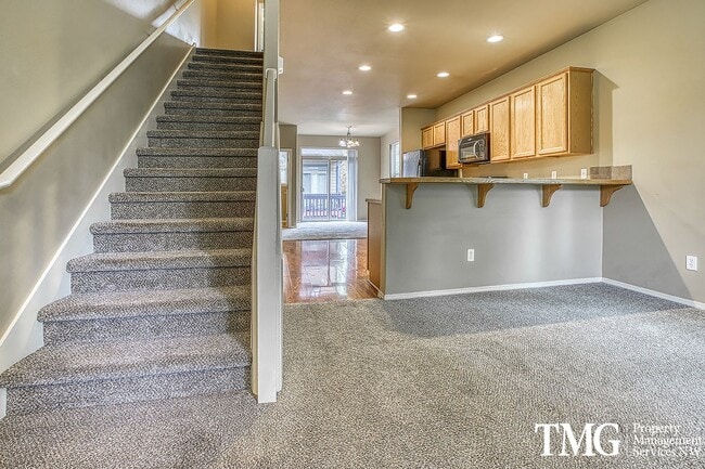 Building Photo - Gorgeous 4-bedroom Townhome with garage and washer / dryer in unit.