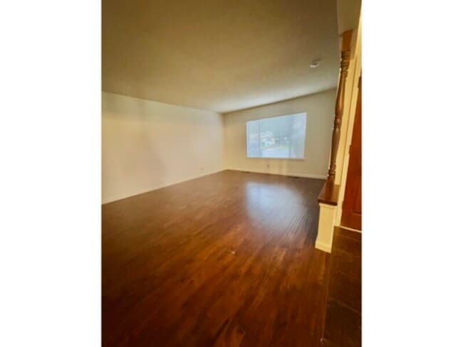 Building Photo - Next to a school! Walking distance to restaurants!