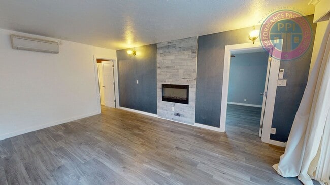 Building Photo - Newly Remodeled Home With Large Fenced Yar...