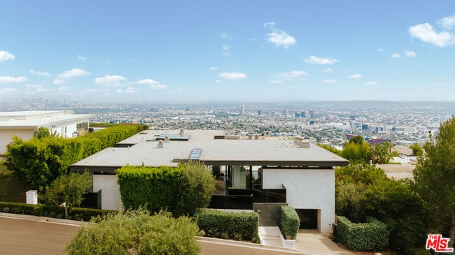 Building Photo - 1536 Blue Jay Way