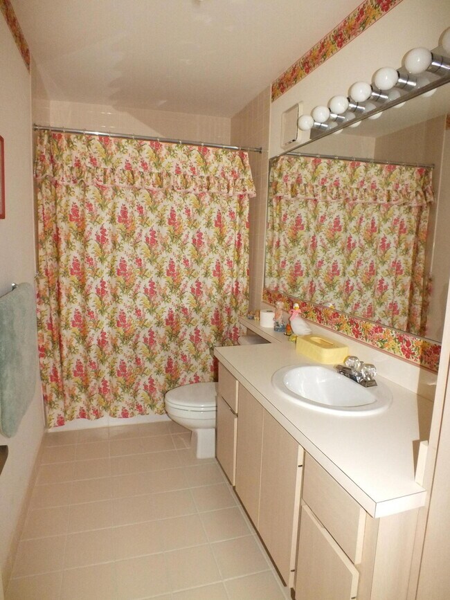 Building Photo - 36 Danbury Ct