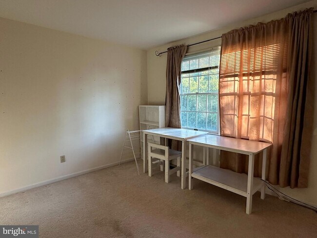 Building Photo - 703 Lora Ln