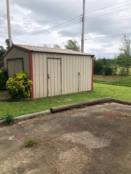 15'x16' storage building with electricity! - 111 Ada