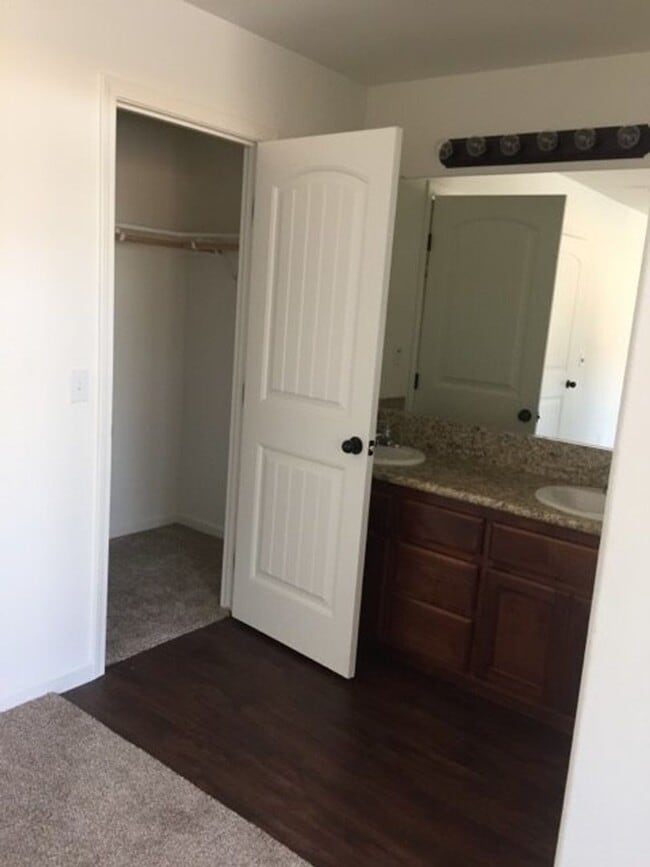 Building Photo - 3 bed 2 bath home