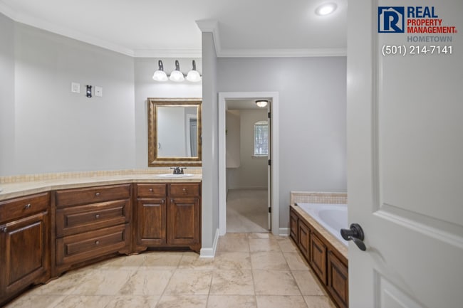 Building Photo - 4040 Robinwood Cir